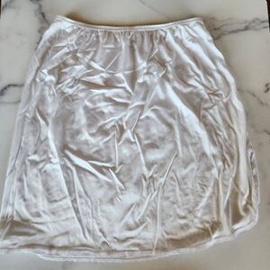 Vassarette M womens white skirt slip slip on